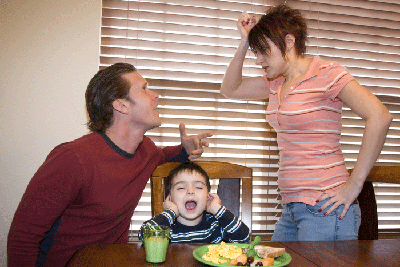2725906g niño que en casa no come y padres enfadados
