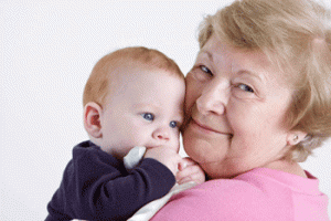 compaginar trabajo y familia: abuela cuida a su nieto